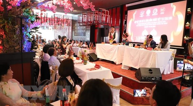 在欧洲推崇越南妇女和奥黛形象