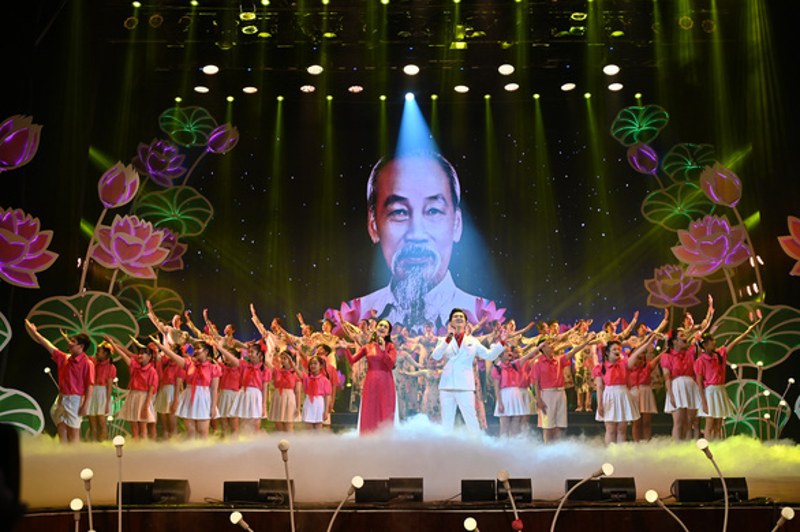 “为以胡伯伯名字命名的城市而自豪”文艺晚会隆重举行