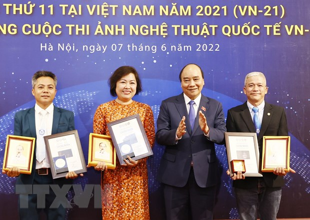 国家主席阮春福向2021年第11届越南国际艺术摄影大赛获奖者颁奖