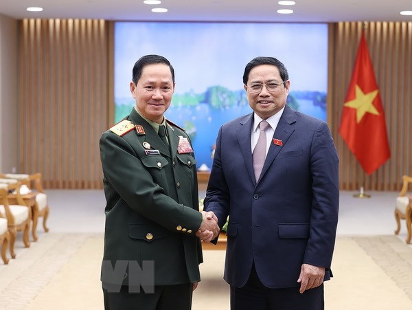 越南政府总理范明正会见老挝人民军总参谋长坎良•奥萨宋