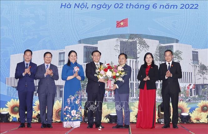 越南国会主席王廷惠会见青年国会代表小组