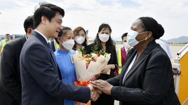 莫桑比克议会议长埃斯佩兰萨·比亚斯抵达河内 开始对越南进行正式访问