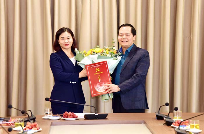 Lãnh đạo Thành phố Hà Nội trao quyết định nghỉ hưu cho nguyên Bí thư Quận ủy Tây Hồ