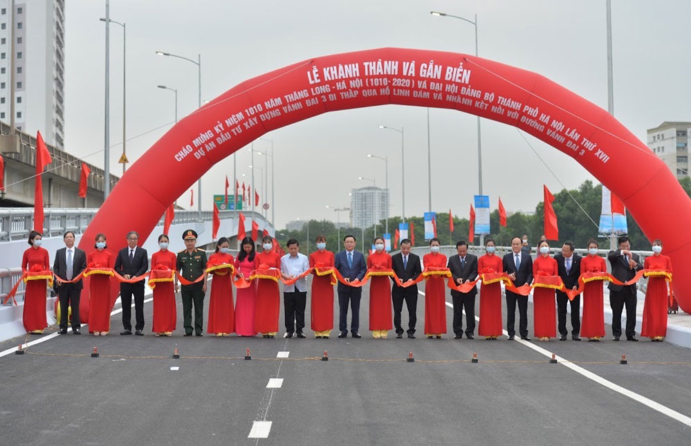 Thông xe đường Vành đai 3 đi bằng cầu qua hồ Linh Đàm