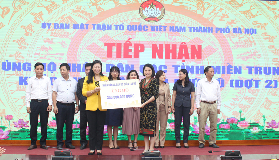 Hà Nội tiếp nhận hơn 14,2 tỷ đồng và 500 bộ quần áo ủng hộ nhân dân miền Trung