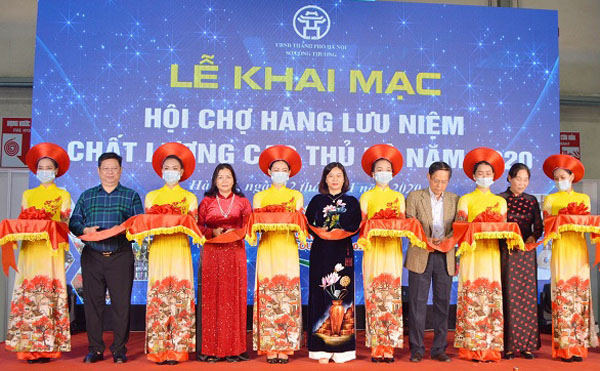 Nhiều hàng thủ công mỹ nghệ tinh xảo được trưng bày tại Hội chợ hàng lưu niệm chất lượng cao Thủ đô