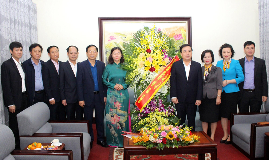 Tri ân công lao của các thầy, cô giáo và cán bộ quản lý giáo dục đối với sự nghiệp trồng người