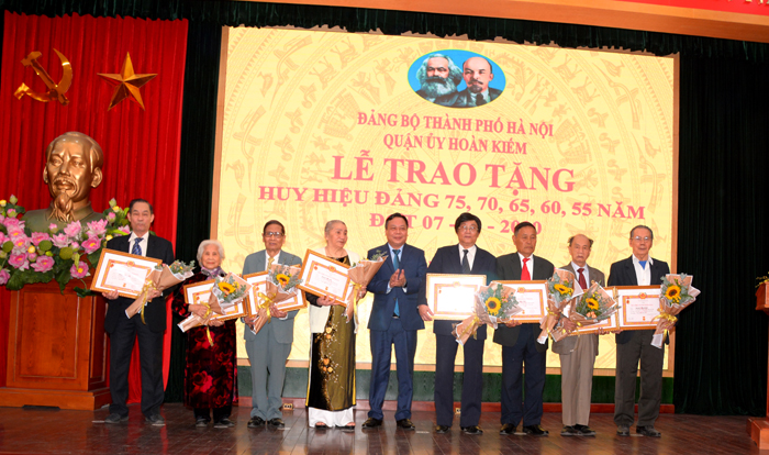 Phó Bí thư Thành ủy Hà Nội Nguyễn Văn Phong trao Huy hiệu Đảng cho đảng viên quận Hoàn Kiếm