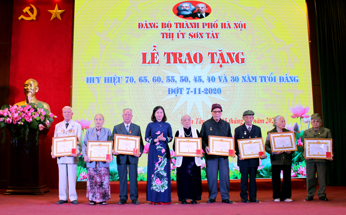 Phó Bí thư Thường trực Thành ủy Hà Nội trao tặng Huy hiệu Đảng tại Sơn Tây