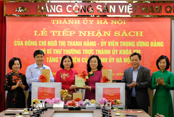 Tặng hơn 1 000 cuốn sách chào mừng Đại hội XIII của Đảng