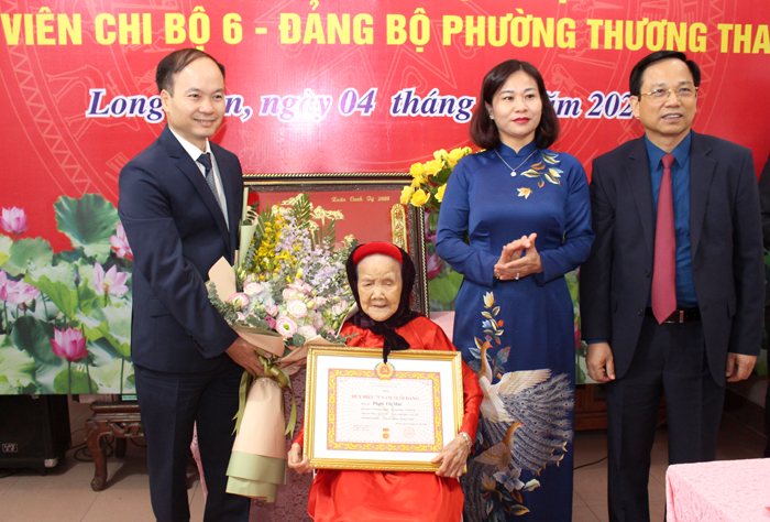 Hà Nội Trên 4 100 đảng viên được trao Huy hiệu Đảng đợt 7 11 2020