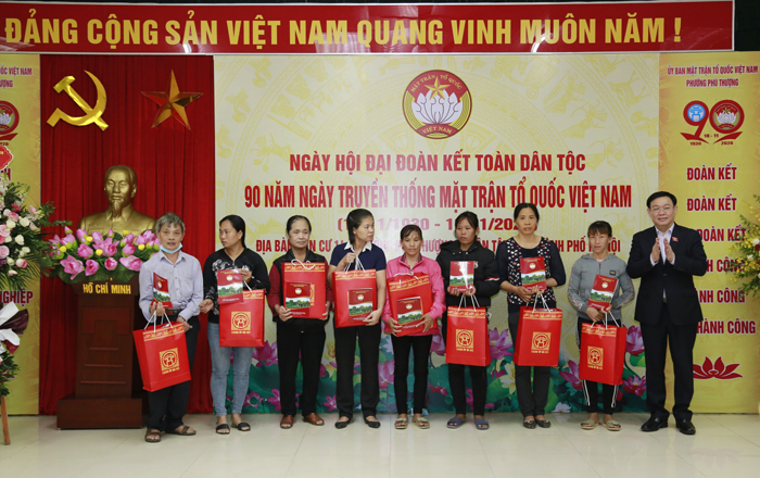 Bí thư Thành ủy Vương Đình Huệ dự Ngày hội Đại đoàn kết toàn dân tộc tại quận Tây Hồ