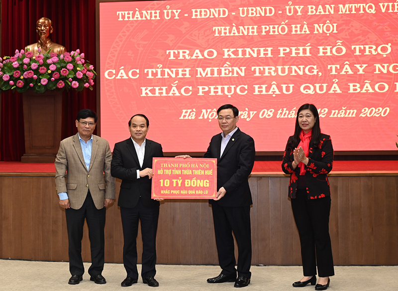 Hà Nội trao 91 tỷ đồng hỗ trợ các tỉnh miền Trung, Tây Nguyên khắc phục hậu quả bão lũ