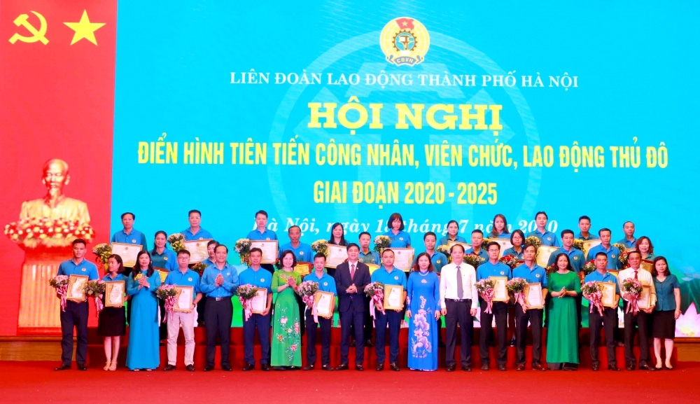 Đẩy mạnh phong trào thi đua lao động giỏi góp phần xây dựng Thủ đô văn minh, hiện đại