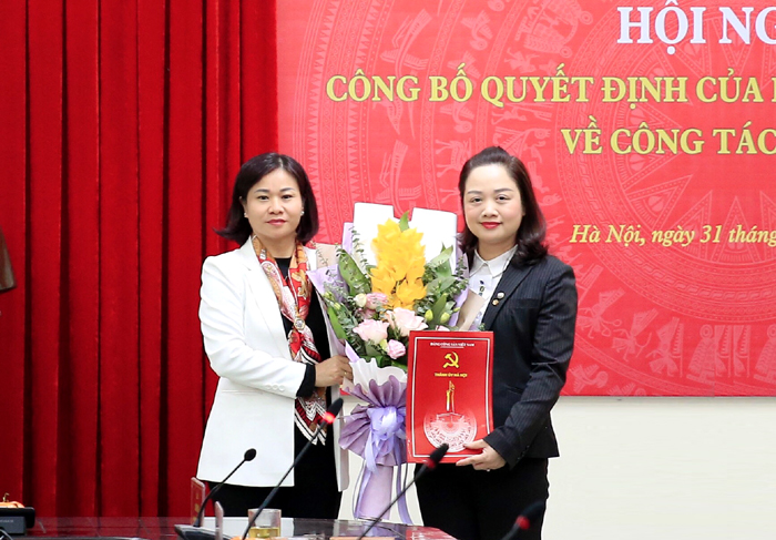 Trao Quyết định điều động, phân công Bí thư Huyện ủy Ứng Hòa