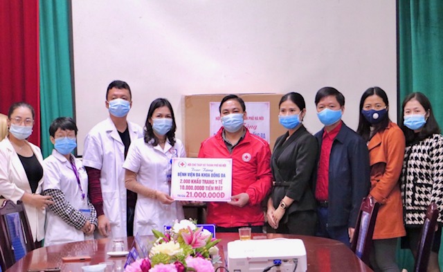 Trao vật dụng y tế tại 5 bệnh viện, cơ sở y tế trên địa bàn Hà Nội