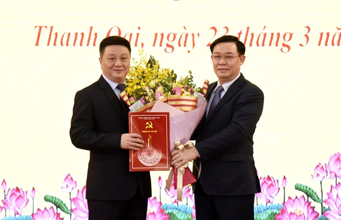 Bí thư Thành ủy Hà Nội Vương Đình Huệ trao quyết định về công tác cán bộ