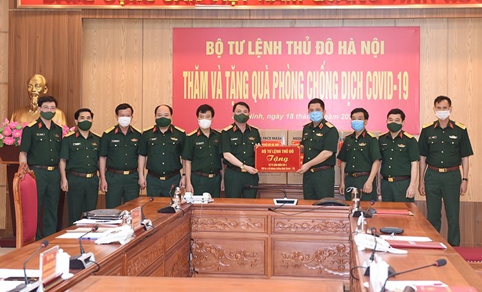 Bộ Tư lệnh Thủ đô Hà Nội tặng Bộ Tư lệnh Quân khu 1 vật tư y tế để phòng, chống dịch