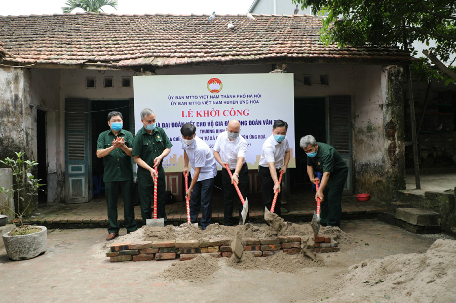 Khởi công xây dựng nhà Đại đoàn kết cho gia đình chính sách