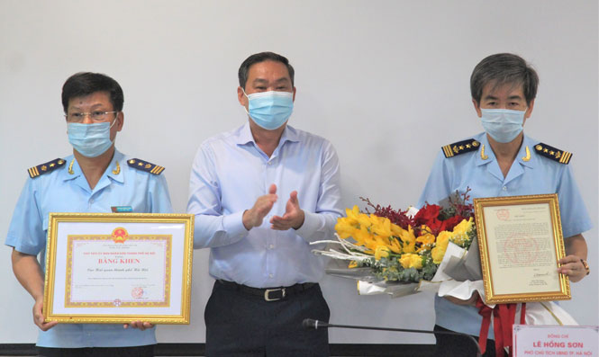 Trao Thư khen của Bí thư Thành ủy cho Cục Hải quan về thành tích phòng, chống ma túy