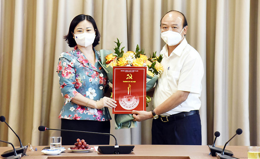 Trao quyết định nghỉ hưu cho đồng chí Nguyễn Đức Vinh