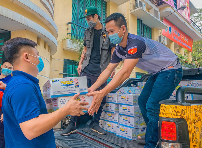 Những chuyến xe tình nguyện tới vùng tâm dịch