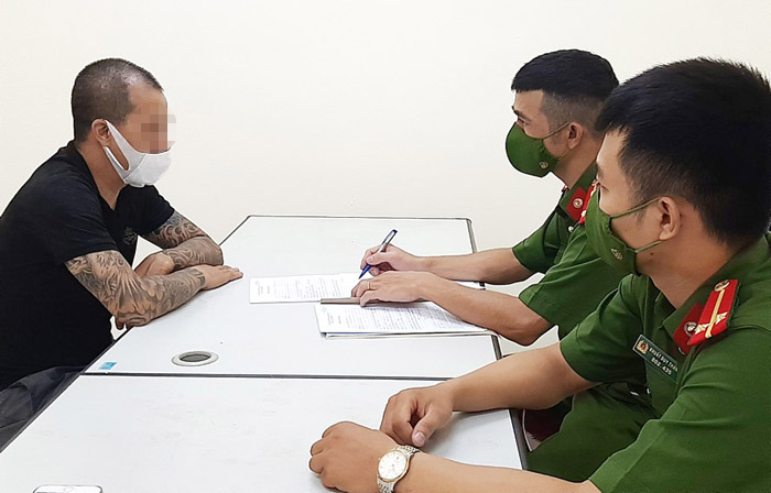 Hà Nội Xử phạt kịch khung hai vợ chồng chống đối ở chốt kiểm dịch chợ Yên Phụ