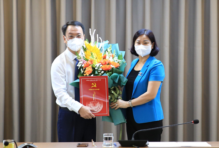 Lãnh đạo Thành phố Hà Nội trao quyết định về công tác cán bộ
