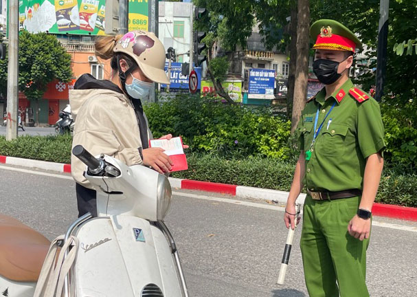 Hà Nội Xử phạt gần 1 000 trường hợp vi phạm trong ngày thứ 7 thực hiện giãn cách