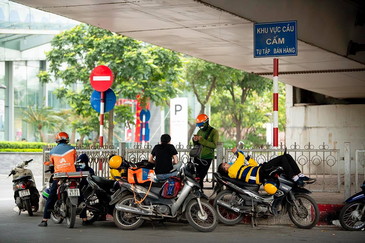 Hà Nội hướng dẫn các siêu thị, bưu chính đăng ký cho “shipper” giao hàng