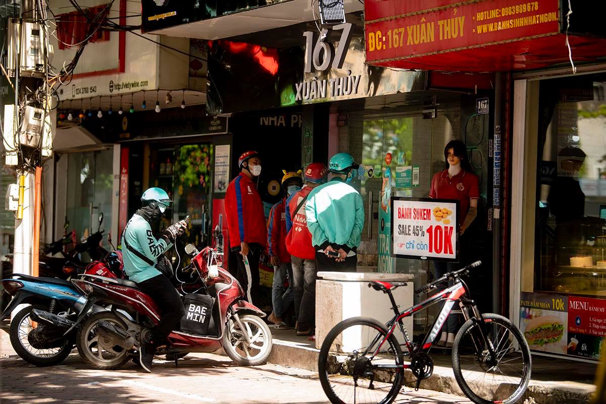 Hà Nội Bưu tá, nhân viên giao hàng siêu thị vẫn được hoạt động