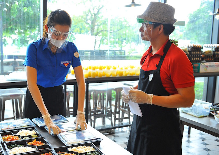 Thêm hàng nghìn suất cơm nghĩa tình sau buổi vào bếp cùng người nổi tiếng