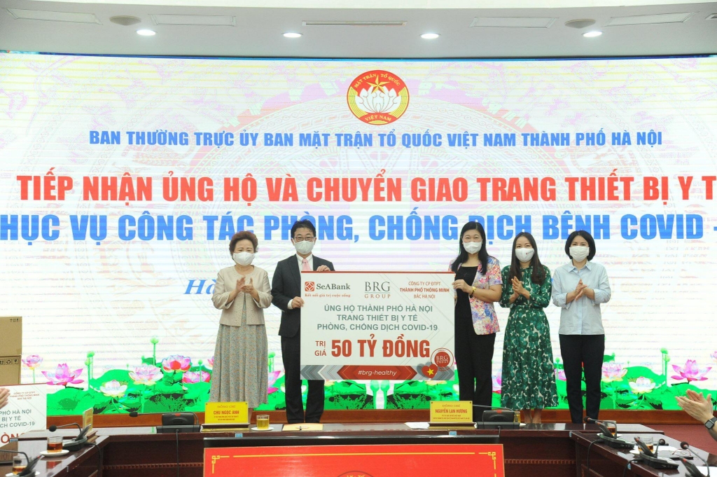 Tiếp nhận hơn 104 tỷ đồng tiền và trang thiết bị y tế phòng, chống dịch COVID-19
