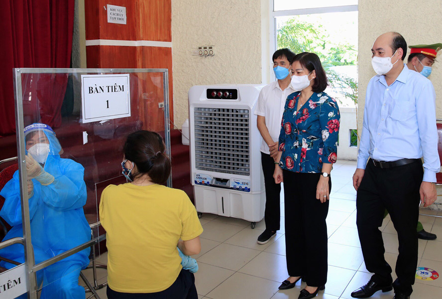 Khẩn trương tổ chức xét nghiệm diện rộng và bố trí các dây chuyền tiêm khoa học