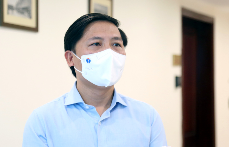 Giám đốc Sở TT TT Nguyễn Thanh Liêm Quét mã QR để truy vết nhanh, đúng đối tượng