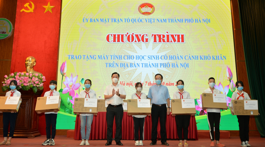 Hà Nội Hơn 2 tỷ và 4 167 thiết bị học trực tuyến cho học sinh có hoàn cảnh khó khăn