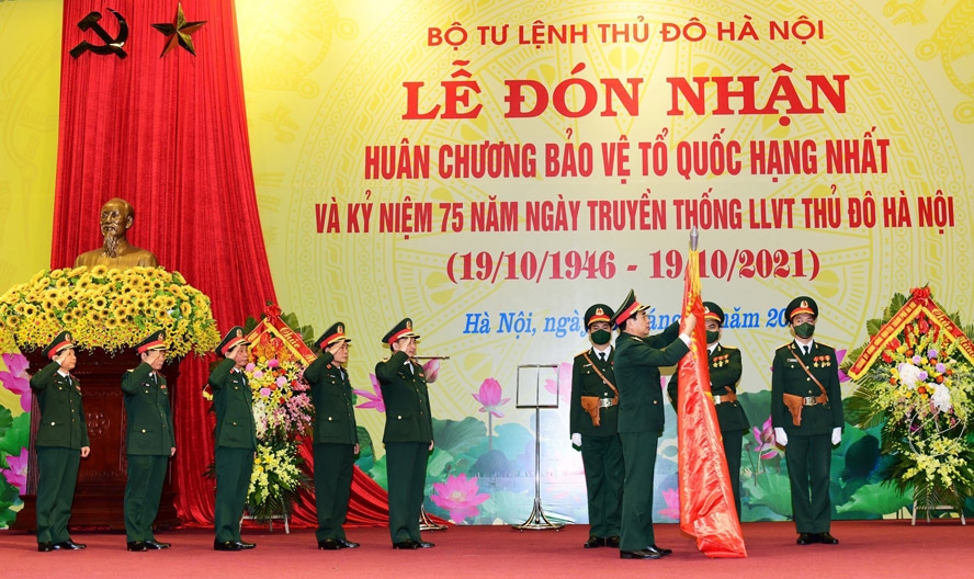 Lực lượng vũ trang Thủ đô đón nhận Huân chương Bảo vệ Tổ quốc hạng Nhất