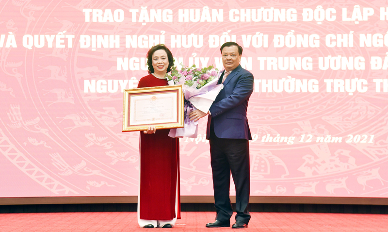 Trao tặng Huân chương Độc lập hạng Nhì và quyết định nghỉ hưu đối với đồng chí Ngô Thị Thanh Hằng