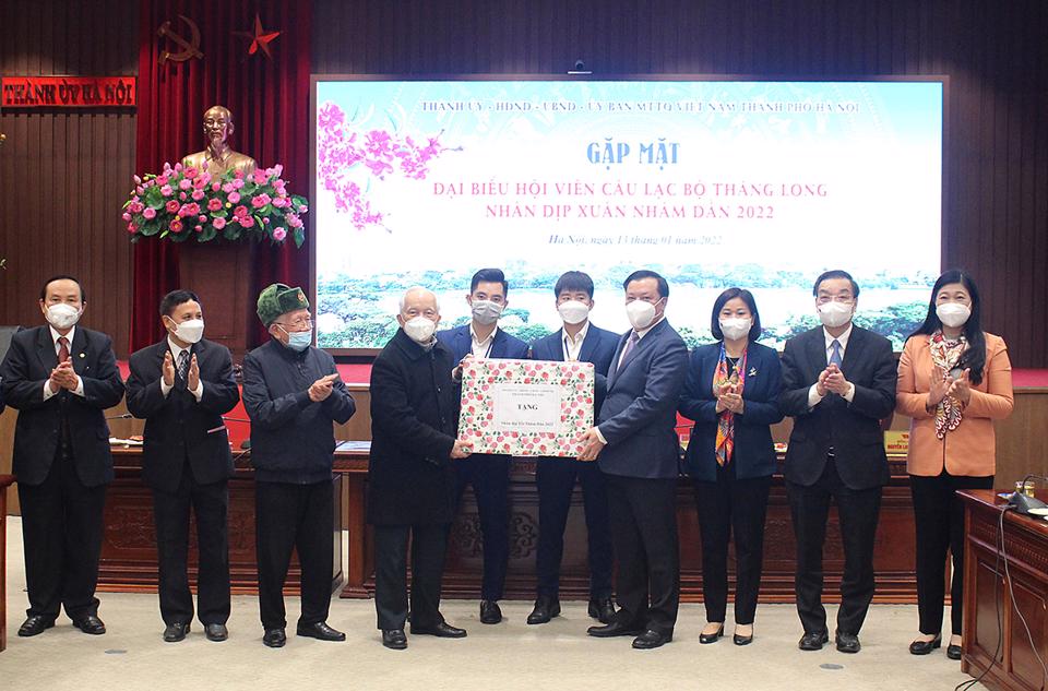 Lãnh đạo thành phố Hà Nội gặp mặt hội viên Câu lạc bộ Thăng Long