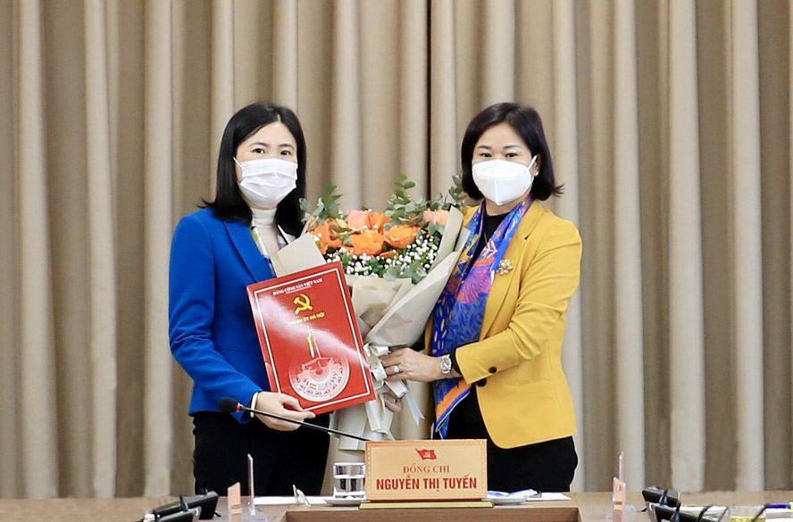 Ban Thường vụ Thành ủy Hà Nội trao quyết định về công tác cán bộ