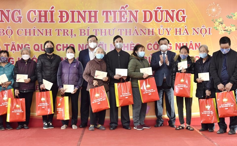 Bí thư Thành ủy Hà Nội chúc Tết gia đình chính sách, công nhân lao động tại Nam Định