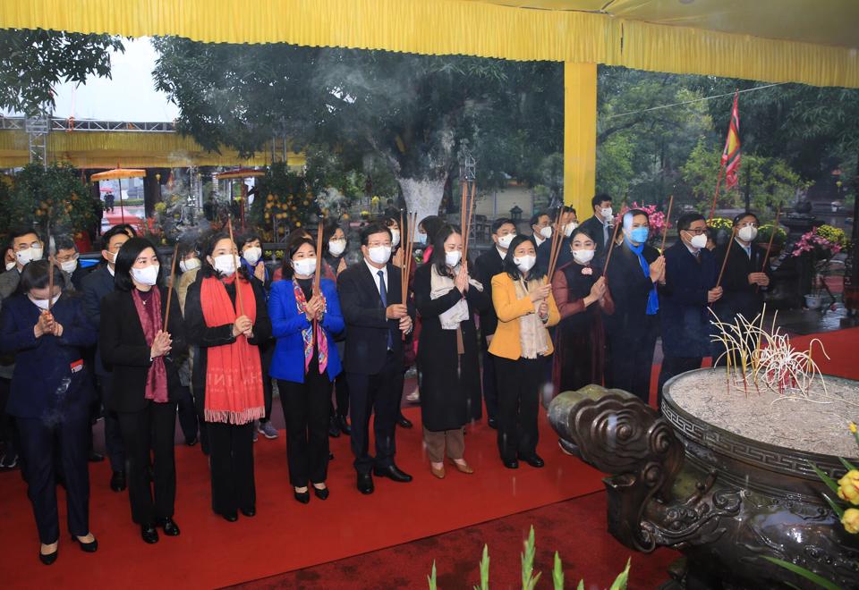 Lãnh đạo đại biểu Đảng, Nhà nước, TP Hà Nội dâng hương tưởng nhớ Hai Bà Trưng
