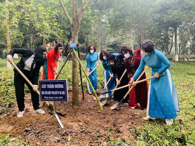 Hội viên và các tầng lớp phụ nữ Thủ đô cùng gia đình tích cực trồng, chăm sóc và bảo vệ cây xanh