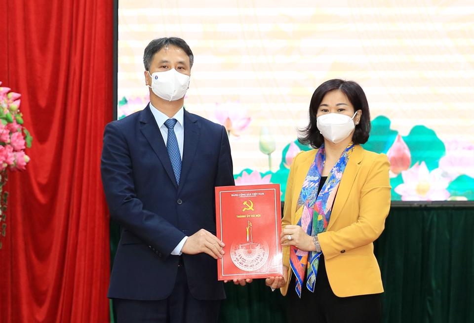 Ban Thường vụ Thành ủy Hà Nội trao quyết định về công tác cán bộ