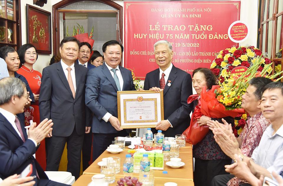 Bí thư Thành ủy Hà Nội Đinh Tiến Dũng trao Huy hiệu 75 năm tuổi Đảng cho hai đảng viên lão thành