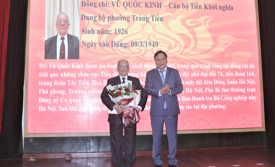 Trao Huy hiệu Đảng đợt 19 5 các đảng viên quận Hoàn Kiếm