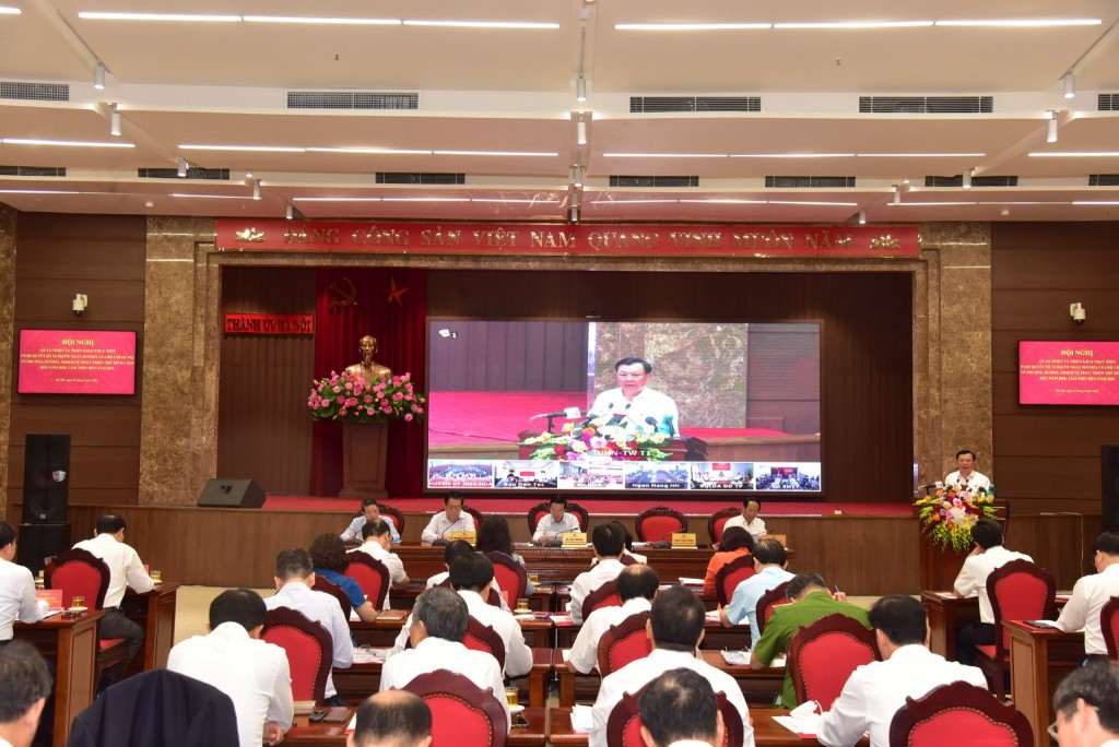 Quán triệt và triển khai thực hiện nghị quyết số 15 của Bộ Chính trị về phương hướng, nhiệm vụ phát triển Thủ đô