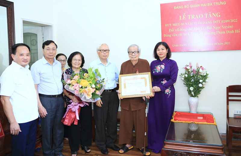 Phó Bí thư Thường trực Thành ủy Hà Nội Nguyễn Thị Tuyến trao Huy hiệu Đảng tặng đảng viên lão thành