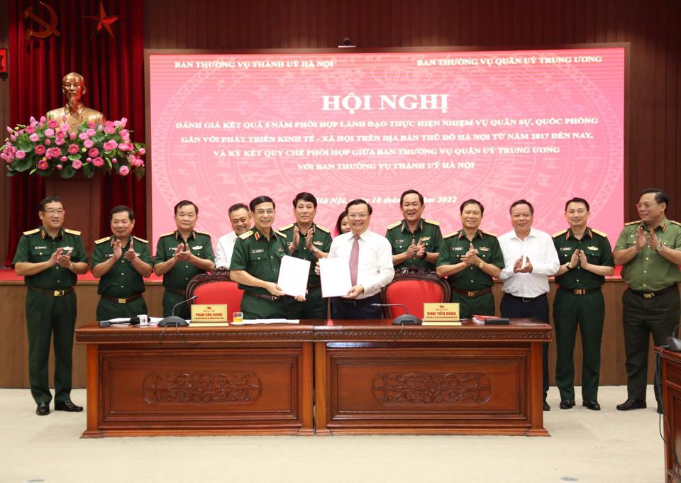 Phối hợp thực hiện nhiệm vụ quân sự quốc phòng gắn với phát triển kinh tế - xã hội trên địa bàn Thủ đô
