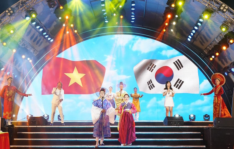 “Những cánh hoa bay”